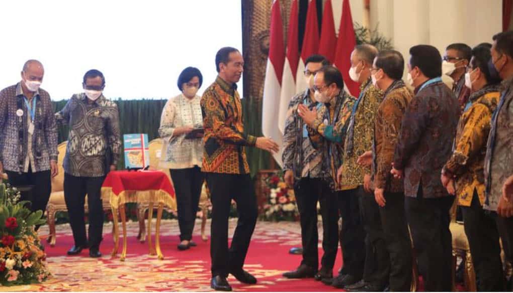 Presiden Joko Widodo menyalami peserta Kompas100 CEO Forum powered by East Ventures seusai memberikan pengarahan pada acara tersebut di Istana Negara, Jakarta, Jumat (2/12/2022).